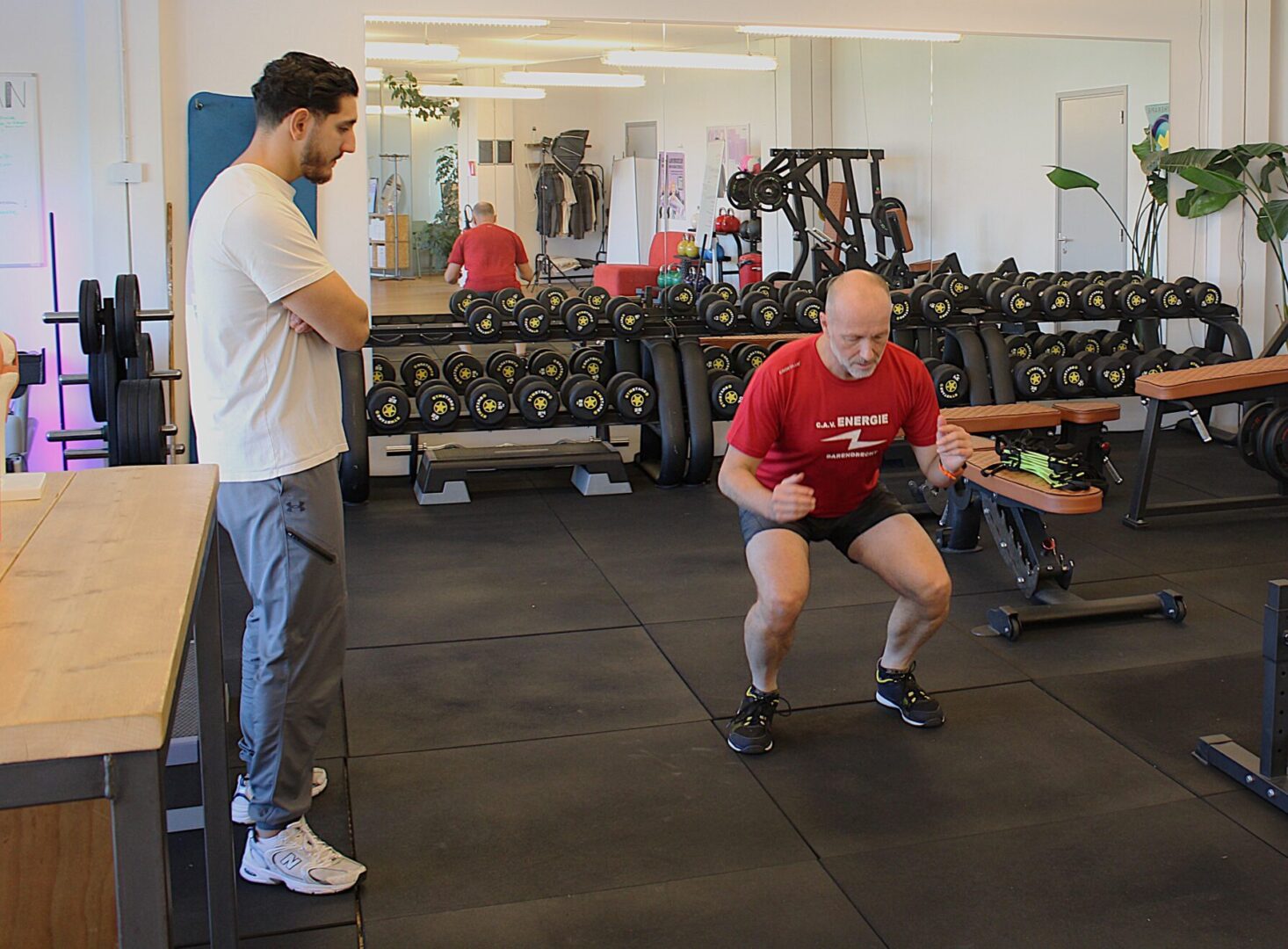 Fysiotherapeut begeleidt loper met onderbeen-oefeningen – herstel van shin splints