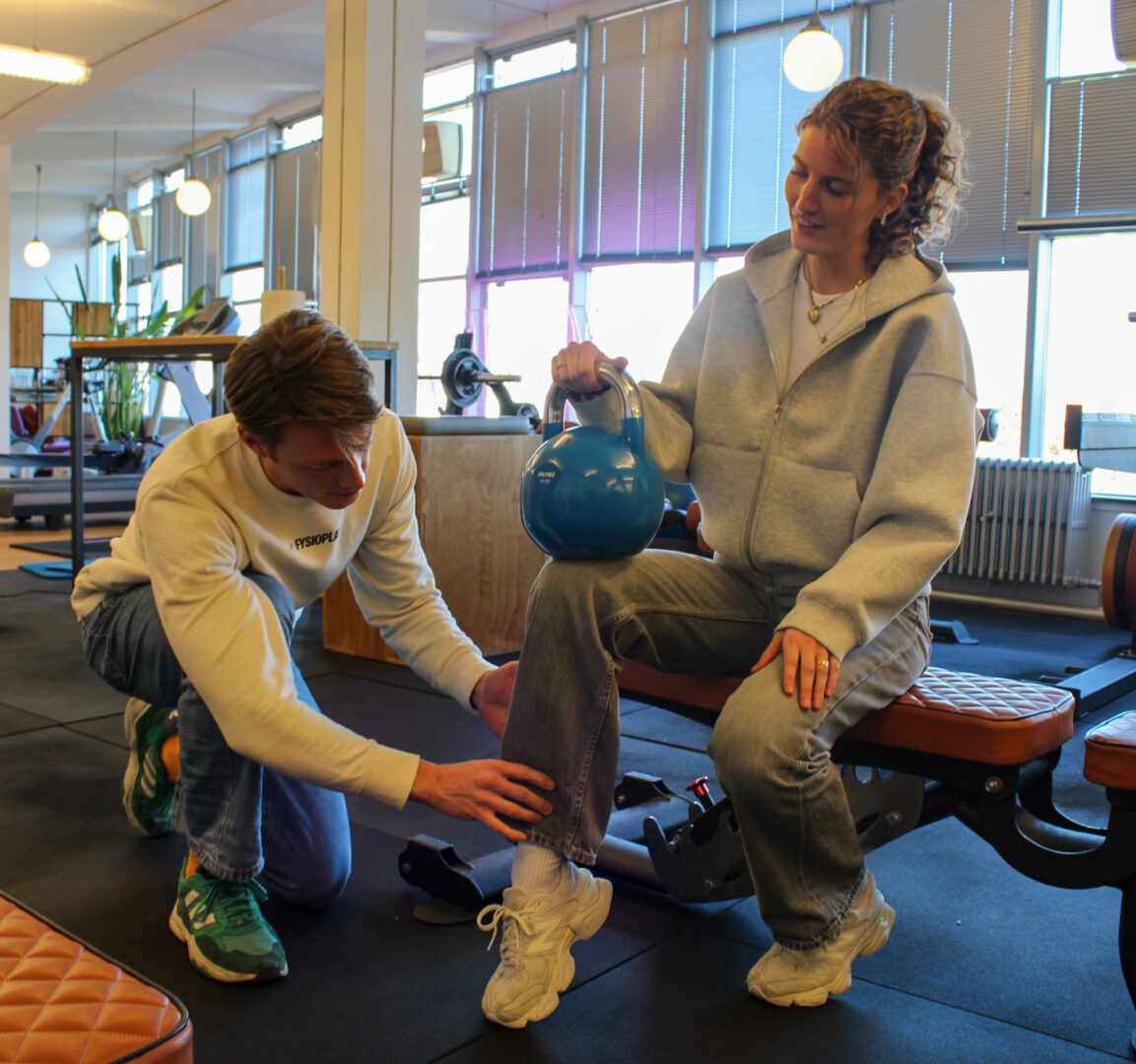Hardloper stretcht kuit en onderbeen – oefeningen ter preventie van shin splints