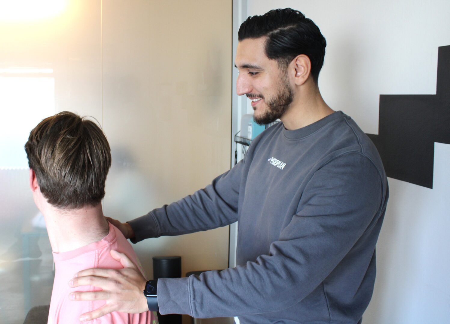 fysiotherapeut onderzoekt nek bij acute nekpijn