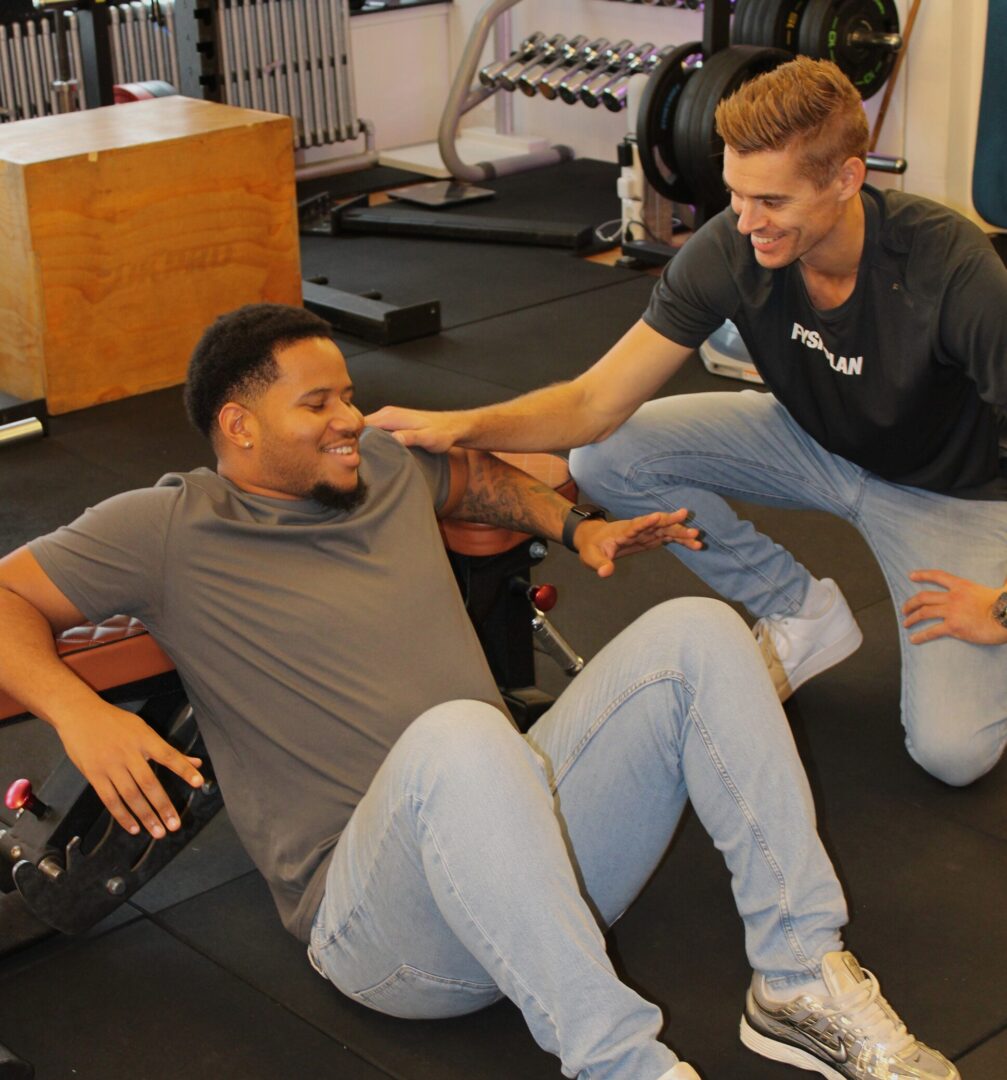 Oefening voor acute lage rugpijn onder begeleiding van fysiotherapeut