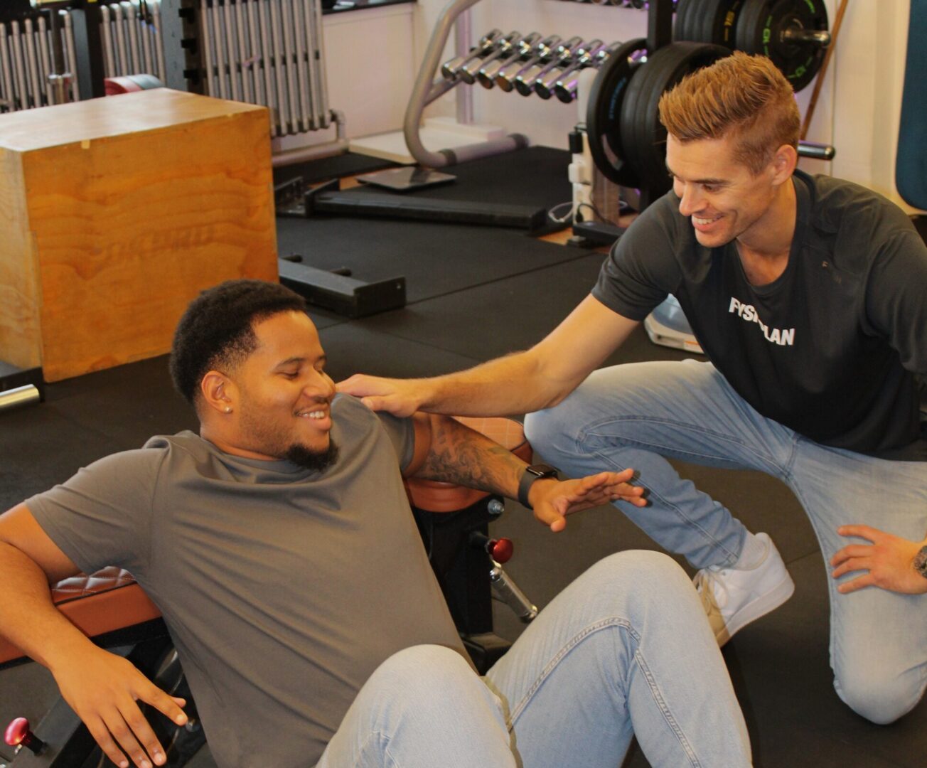 Oefening voor acute lage rugpijn onder begeleiding van fysiotherapeut