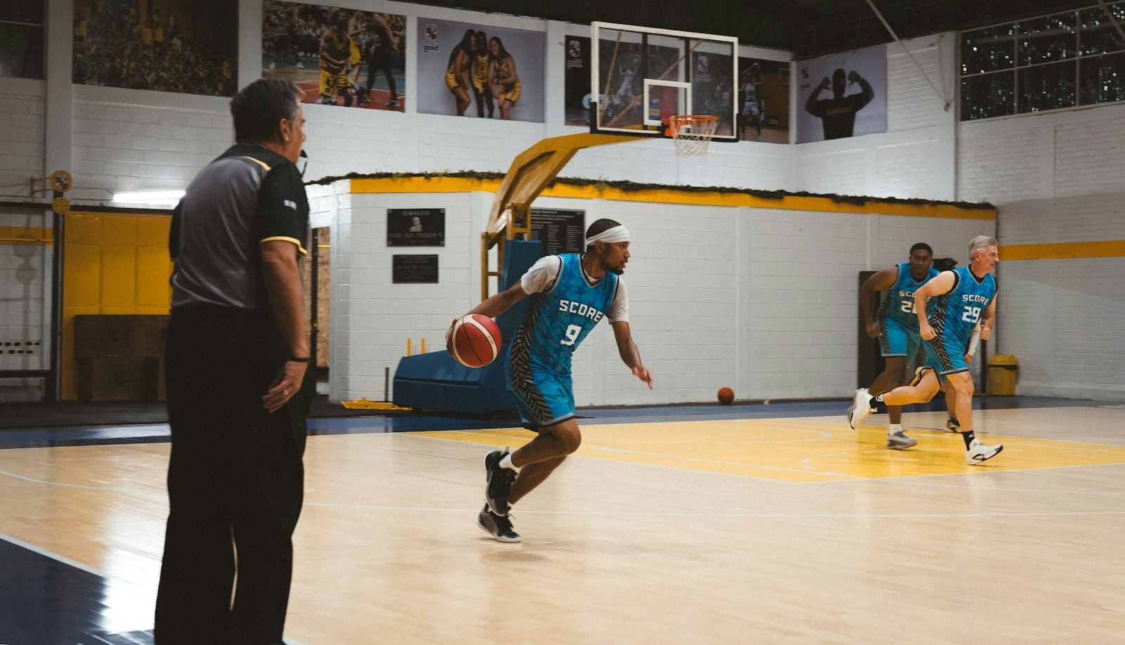 Basketballer dribbelt in de zaal