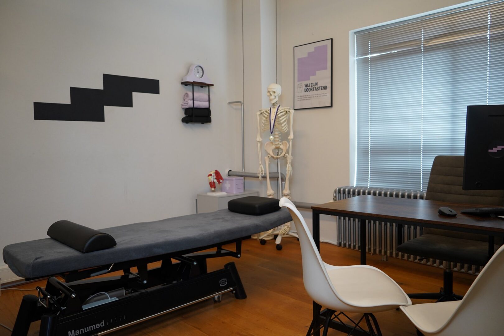 Behandelkamer met skelet voor uitleg