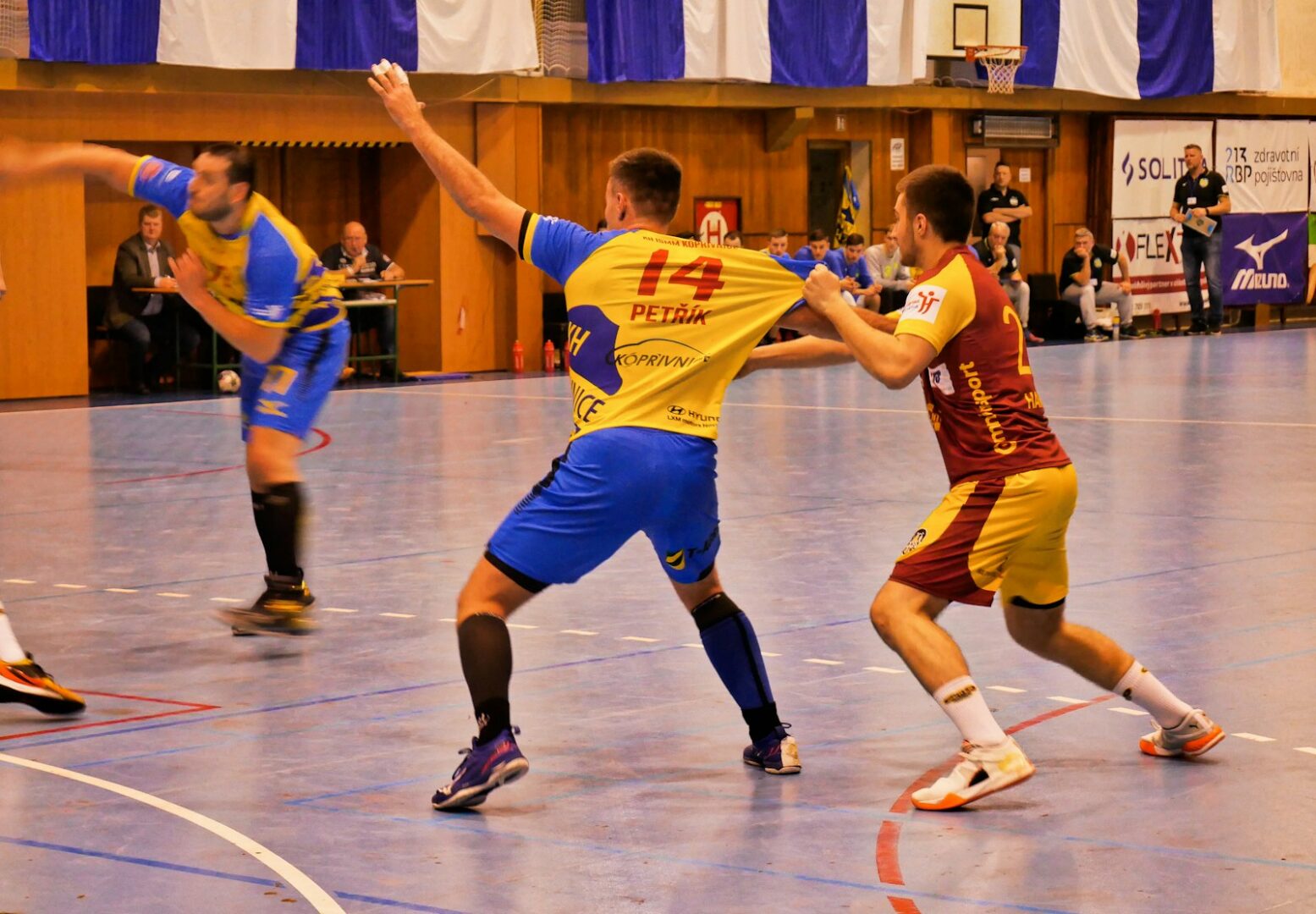 Handballers in een duel
