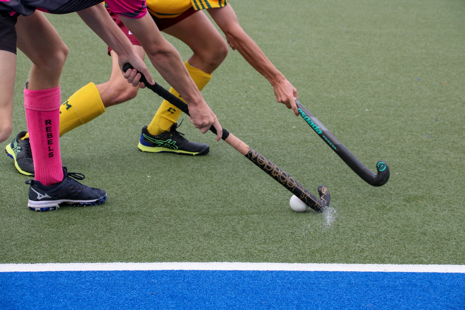 Hockeysticks en bal op kunstgras