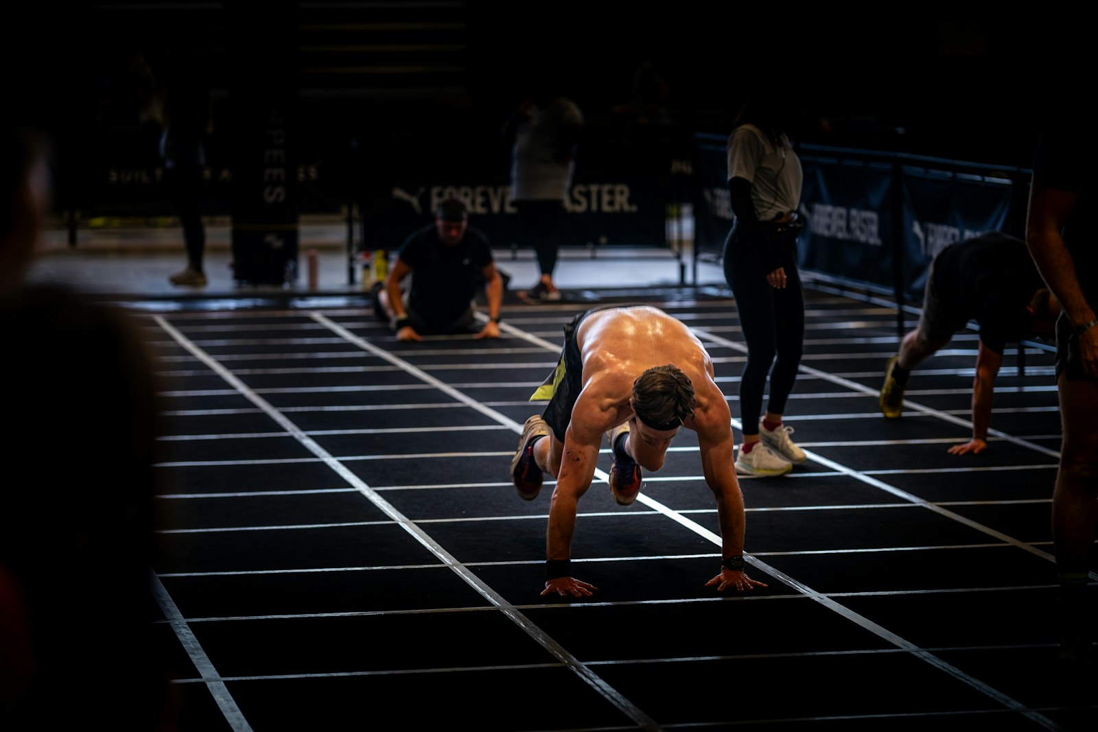Sporter duwt een slee tijdens een Hyrox-training