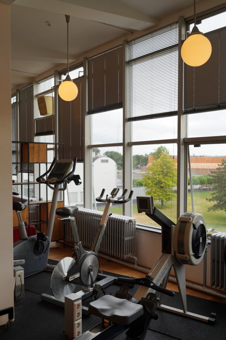 Hometrainers voor conditietraining in de gym van FYSIOPLAN