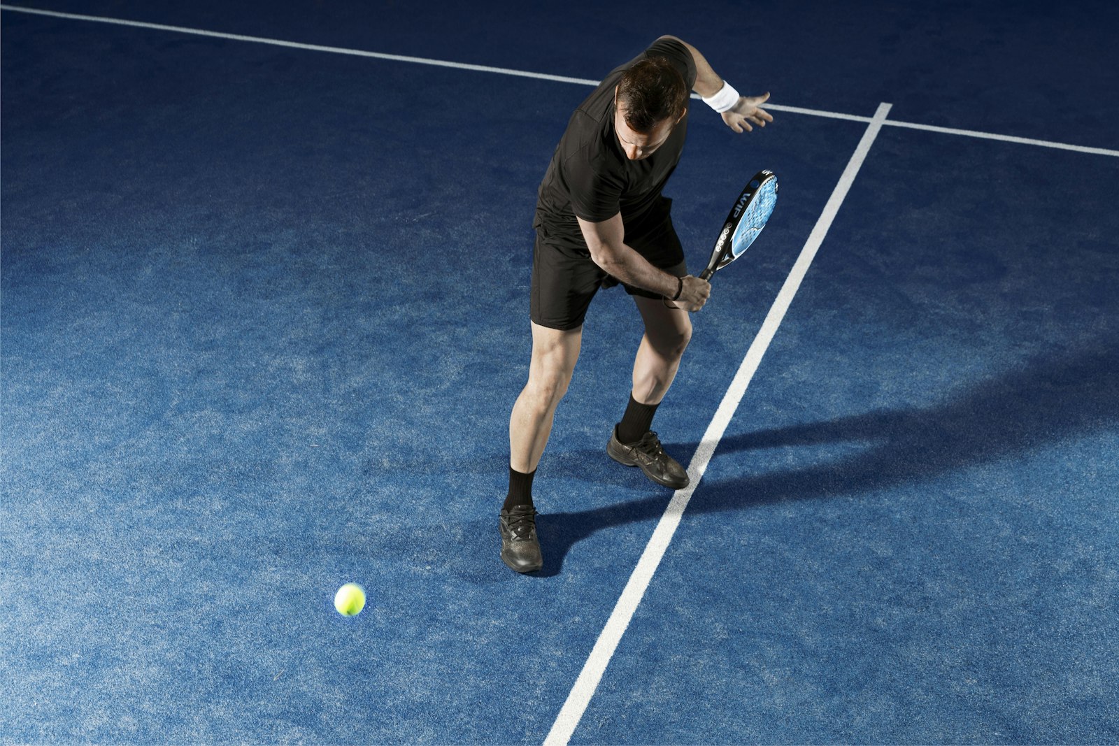 Padelspeler op de baan