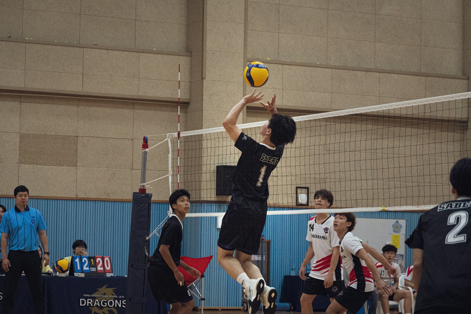 Volleyballers aan het net