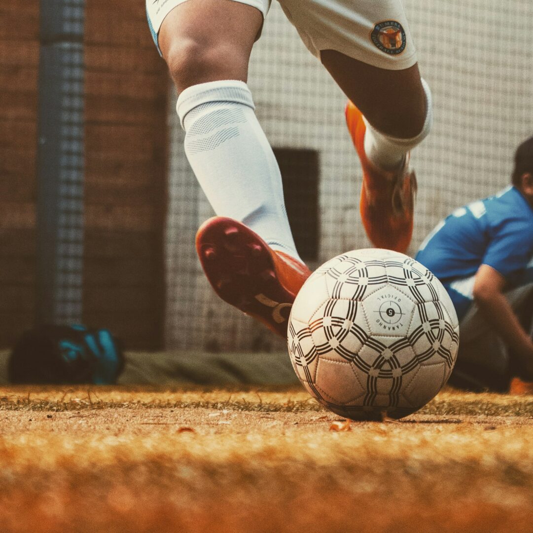 Zaalvoetballer schiet op de bal