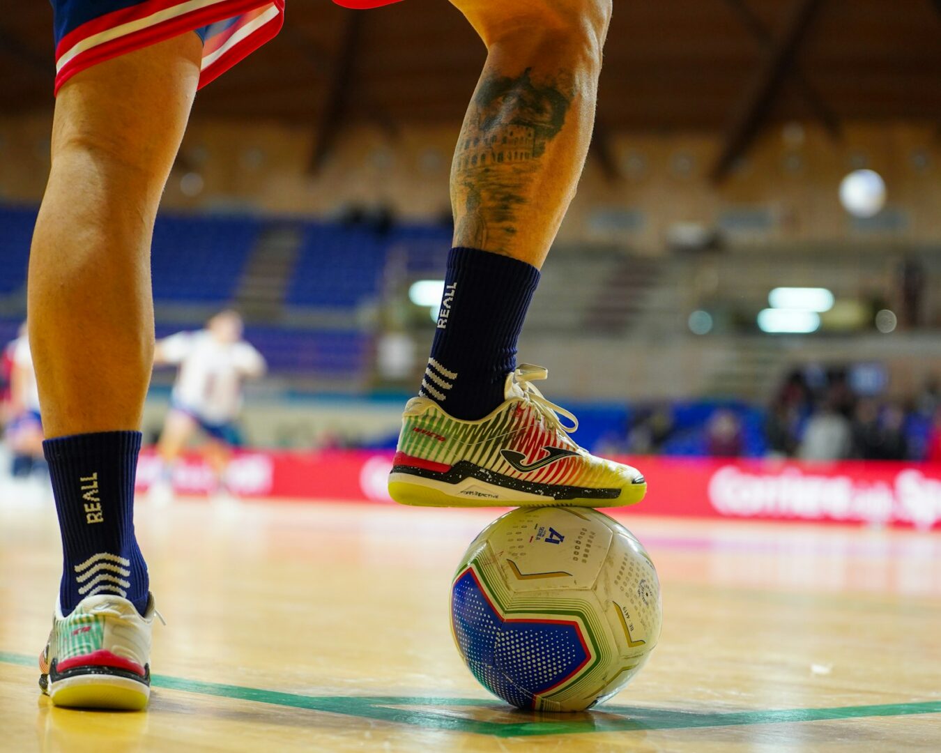 Zaalvoetballer met de voet op de bal