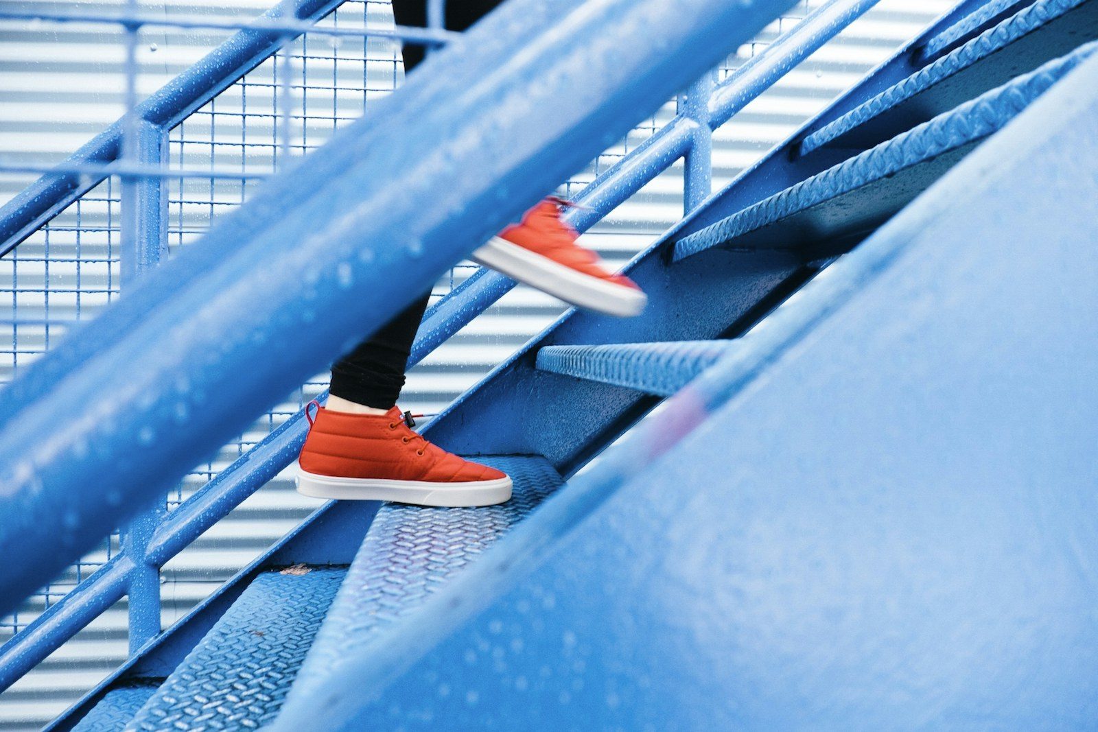 Iemand loopt een blauwe trap op