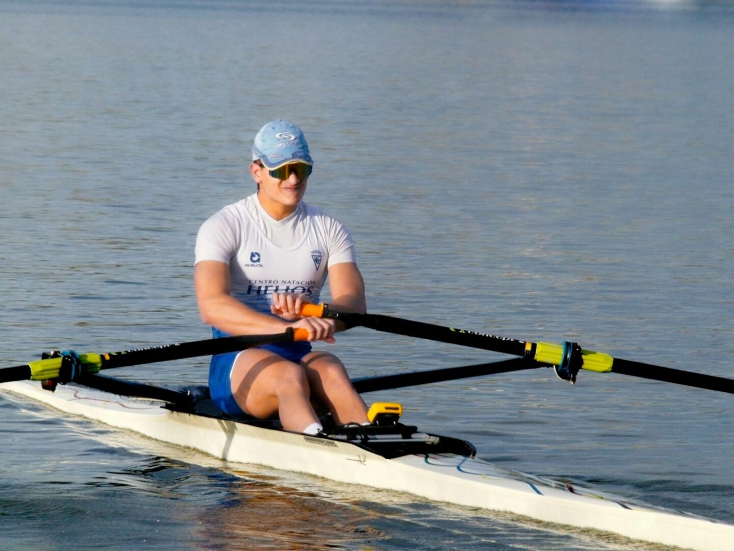 Roeier in een skiff op het water