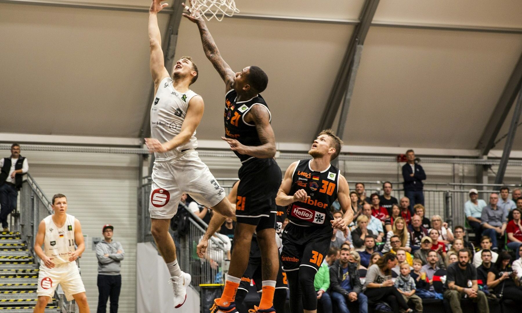 Basketballer springt naar de basket