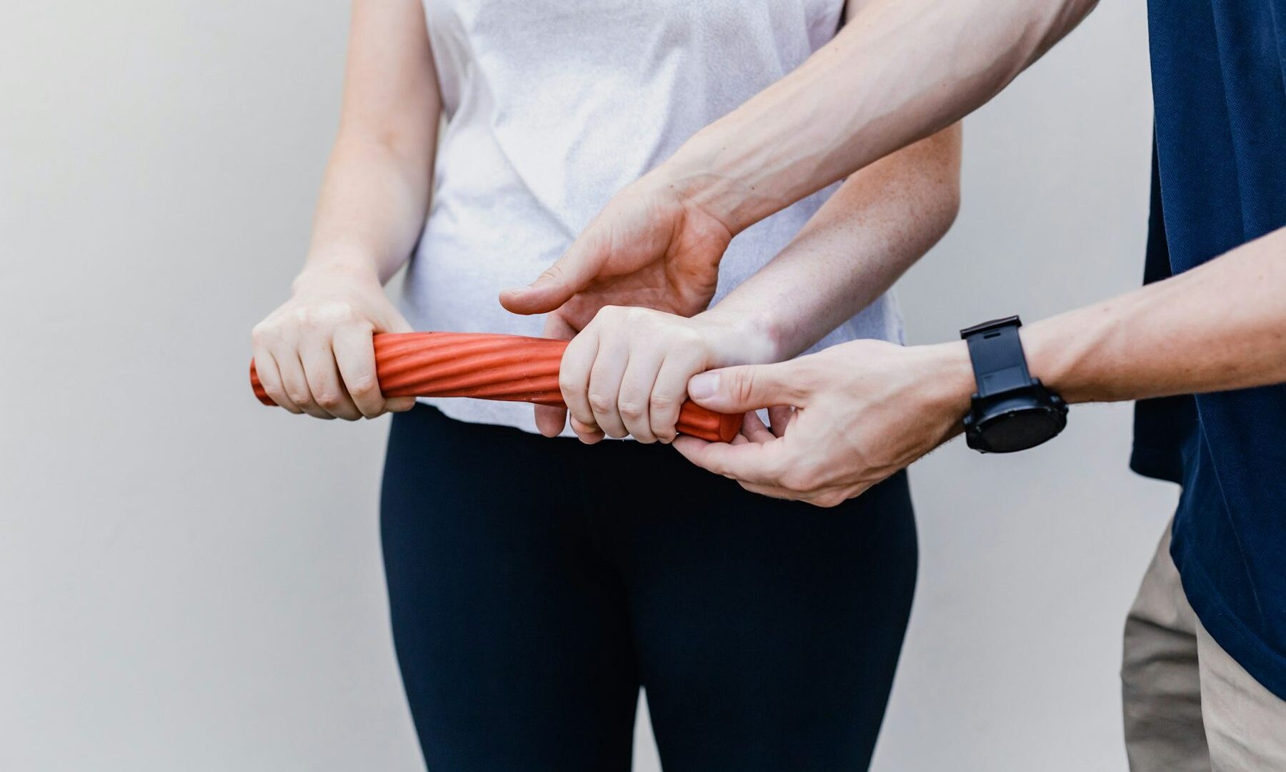 Draaioefening met een flexibele staaf voor de onderarm