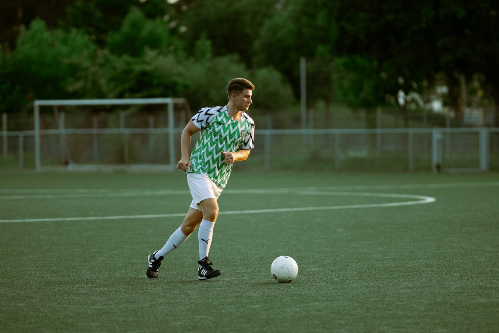 Voetballer aan de bal op het veld