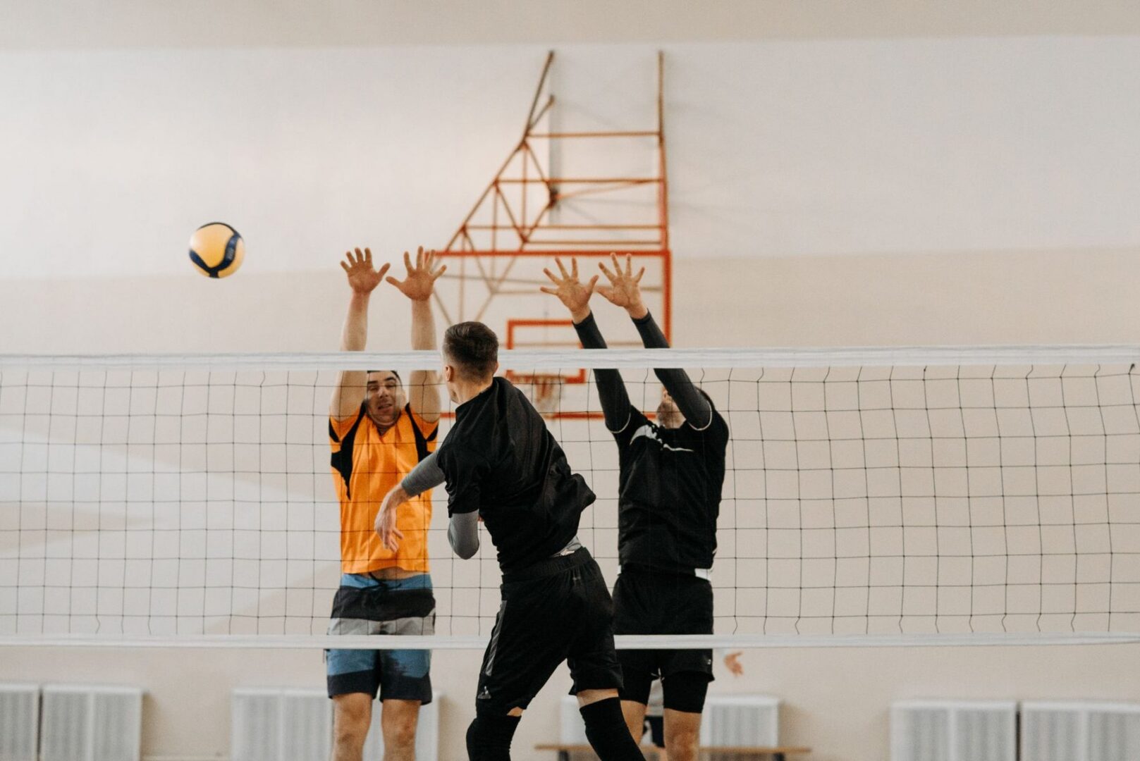 Volleyballers blokkeren aan het net